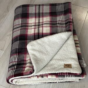UGG💗Soft, sherpa lined blanket